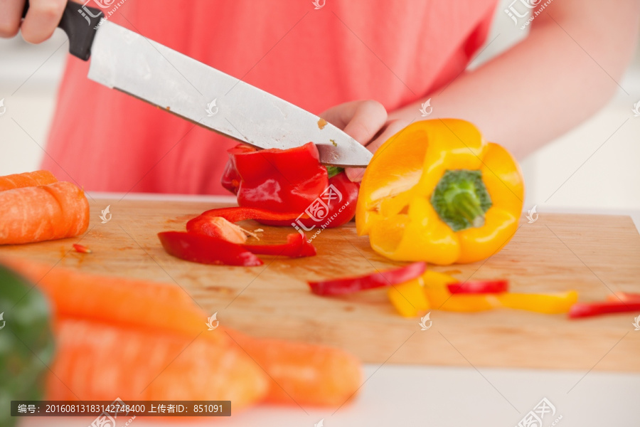 年轻女人在切蔬菜