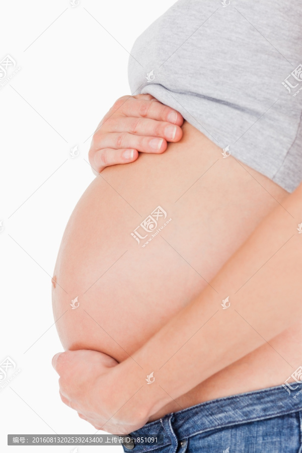 露出肚子的孕妇