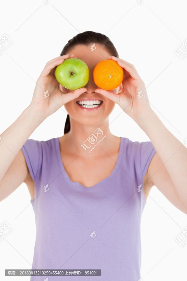 手拿苹果合橙子的女人