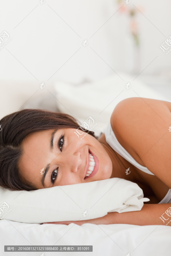 躺在床上休息放松的女人
