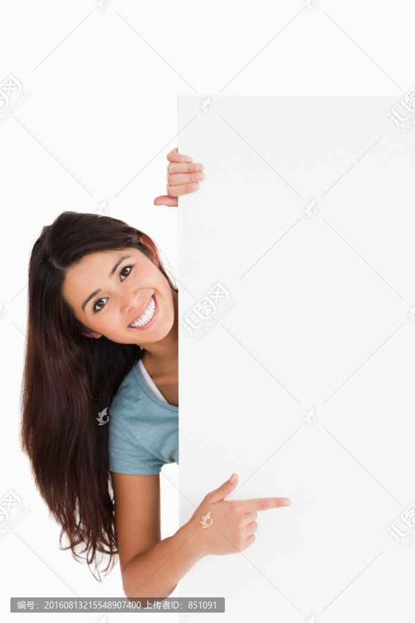 自信的女人用手指着一张白板