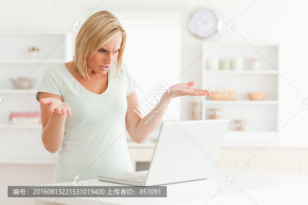 女人惊讶的看着电脑
