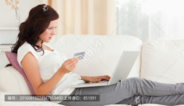 用信用卡和笔记本电脑的女人