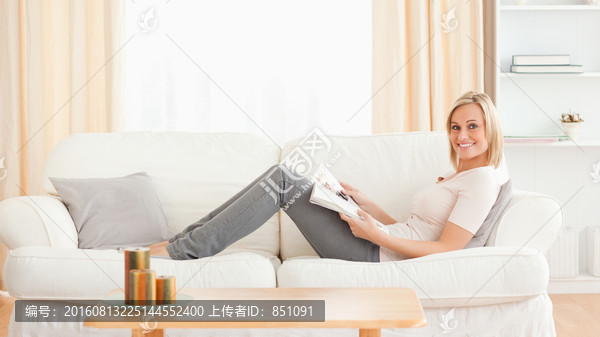 在沙发上看书的女人