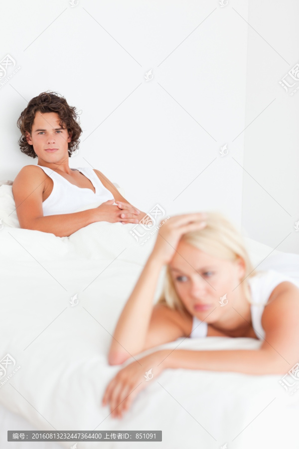 在室内休闲的夫妻