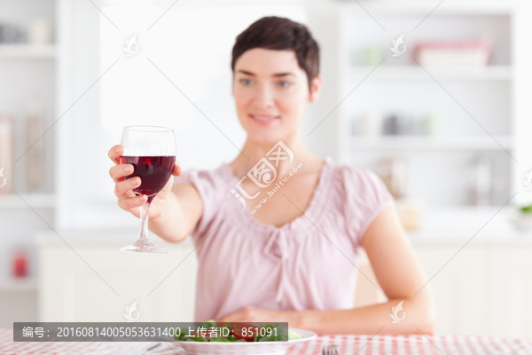 在厨房准备喝红酒的美丽女人