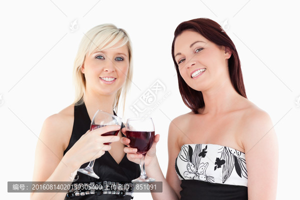 两个碰杯喝红酒的女人
