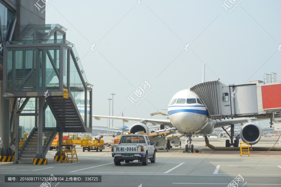民航机场停机坪,登机桥