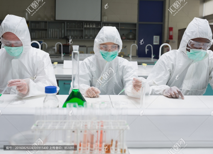 在实验室工作的化学家