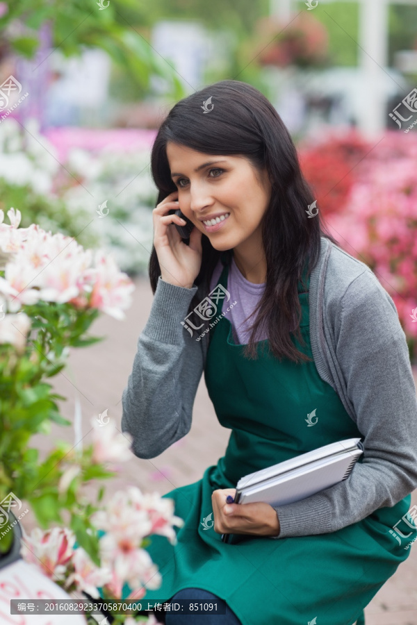 边打电话边记笔记的花园女员工