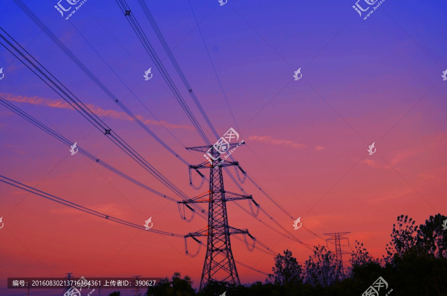 夕阳下的高压电线铁塔