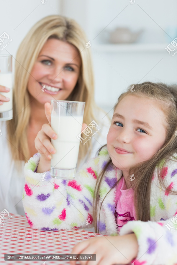 母女俩一起喝牛奶