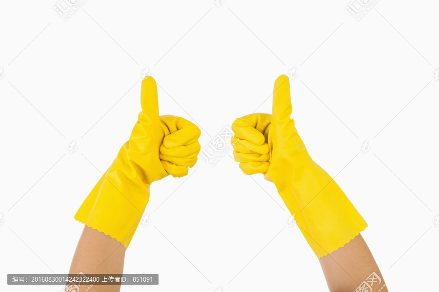 戴着黄色手套的手竖起大拇指