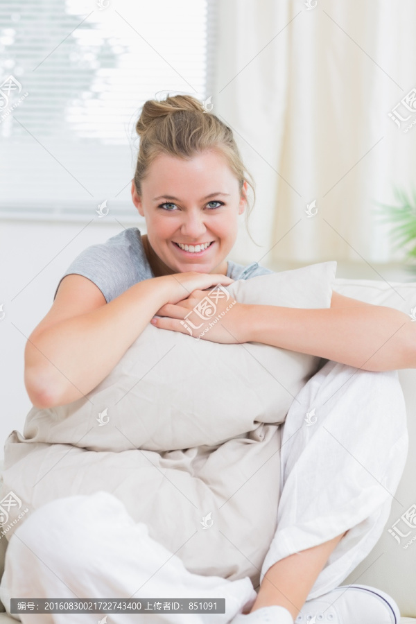女人抱着枕头微笑