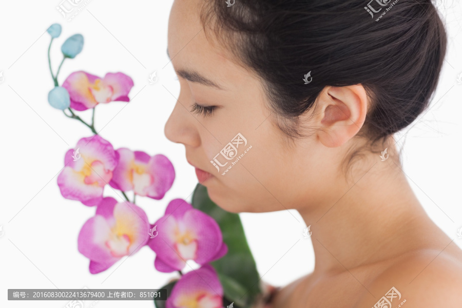 女人和一束兰花