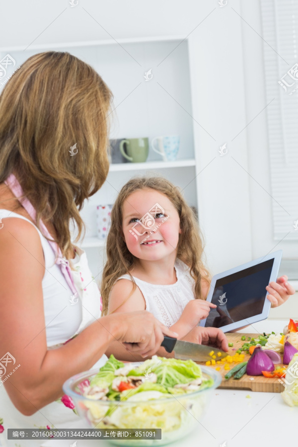 女儿指着电脑跟妈妈说话