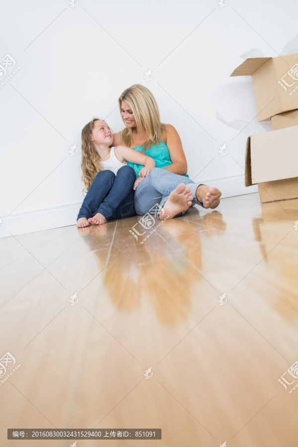 坐在地板上的开心的母女