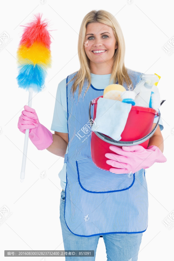 拿着各种清洁工具的女清洁工