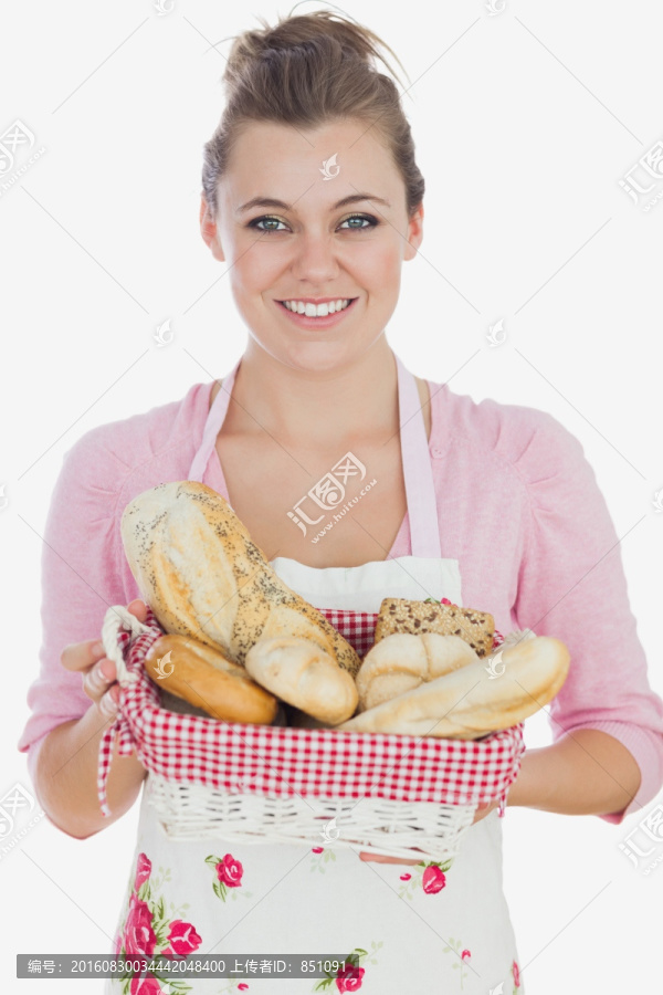 美女手拿一篮子的面包