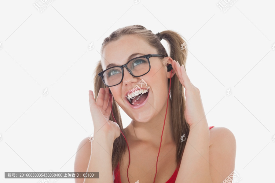 年轻女子在听音乐