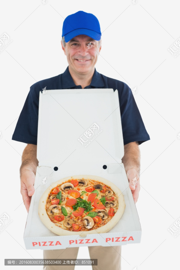 拿着披萨送外卖的男人