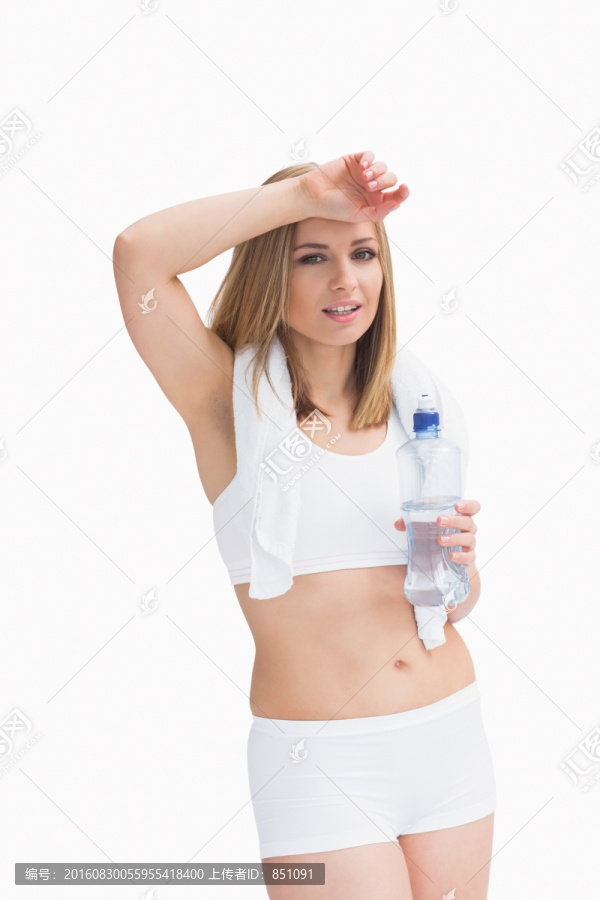 运动后拿着水擦汗的女人