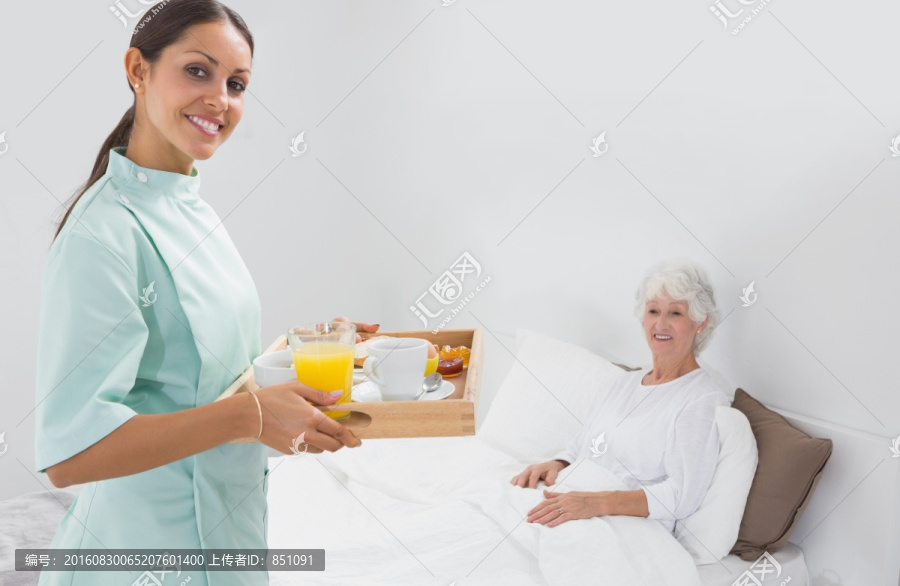 护士小姐给老奶奶送早餐