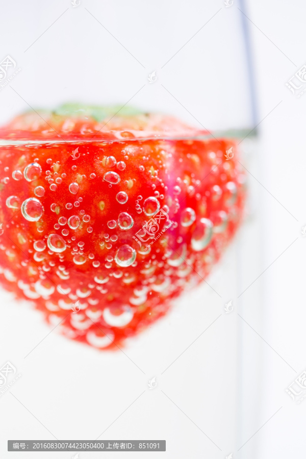 香槟里漂浮的草莓