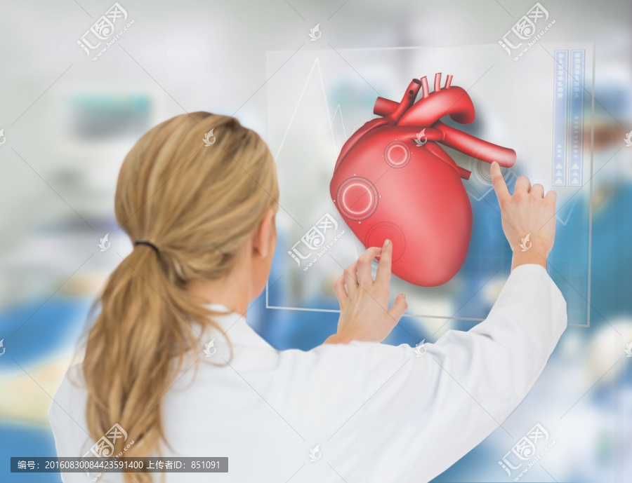 女医生手摸电子心脏图