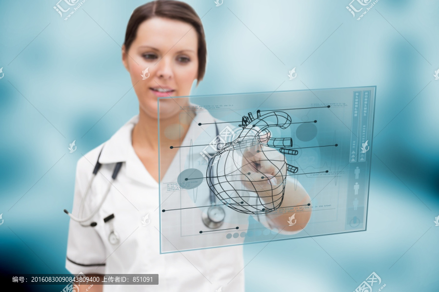 女医生在分析医疗接口上的心脏图