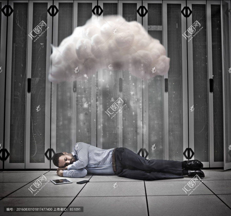 数据工人躺在数据云下面