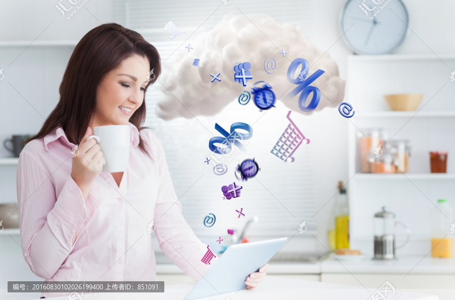 女人的平板电脑与云计算相连接