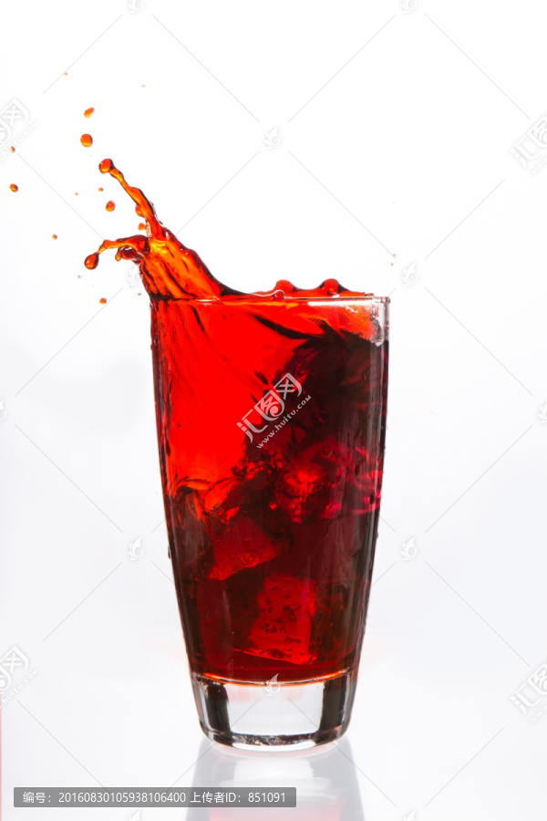 冰块落在红色液体里溅起水花