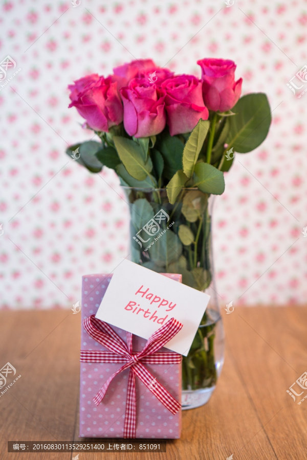 礼物盒和粉色玫瑰花放在一起