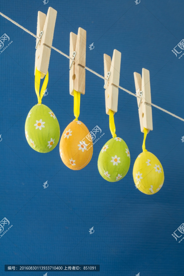 一条洗涤线上夹了四个的复活节蛋