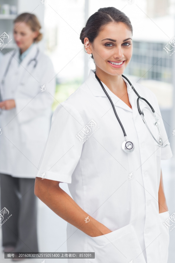 女医生站在医疗队的前面