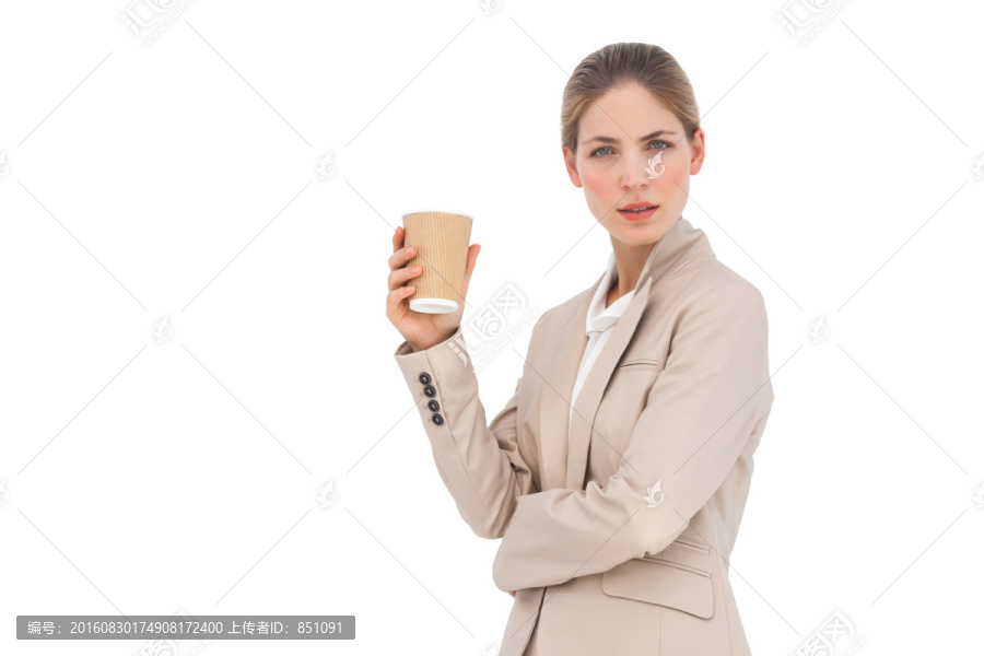 手拿着咖啡杯的女人