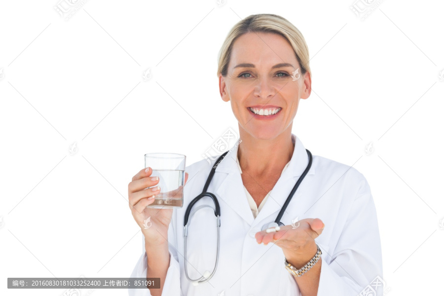 拿着一杯水喝胶囊的女护士