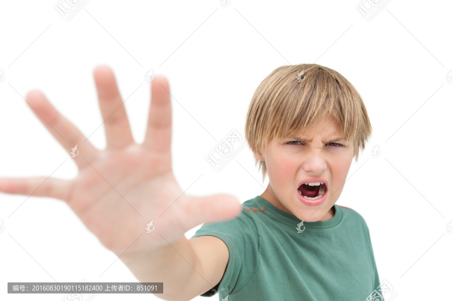 愤怒的小男孩伸出手掌大叫