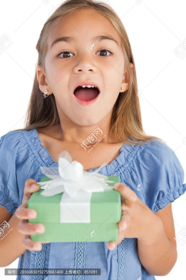 拿着礼物惊讶的看着镜头的小女孩