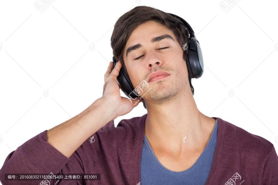 男子戴着耳机在听歌
