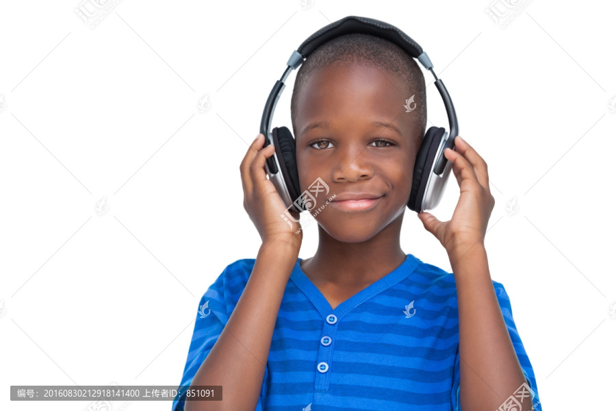 微笑的小男孩听音乐