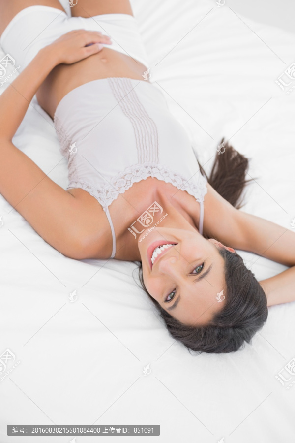 躺在床上的美丽的女人