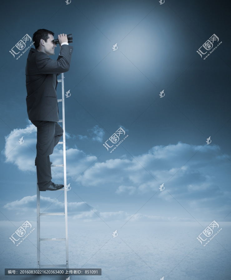 商人站在梯子上使用望远镜