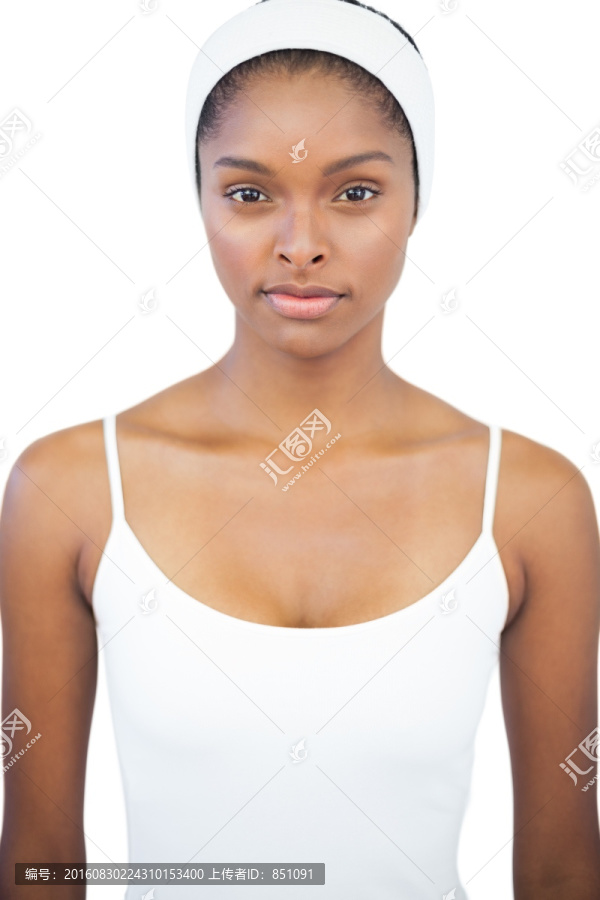 严肃的女人戴着白色的头巾