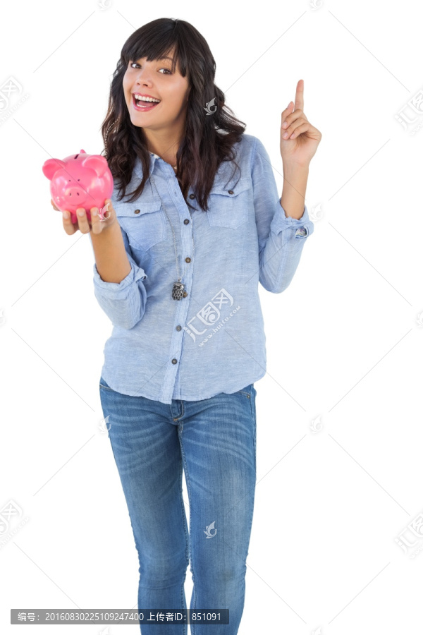 拿着存钱罐伸出食指的女人