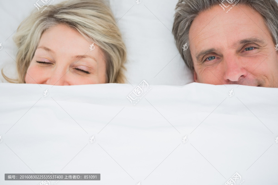 躺在床上的夫妻