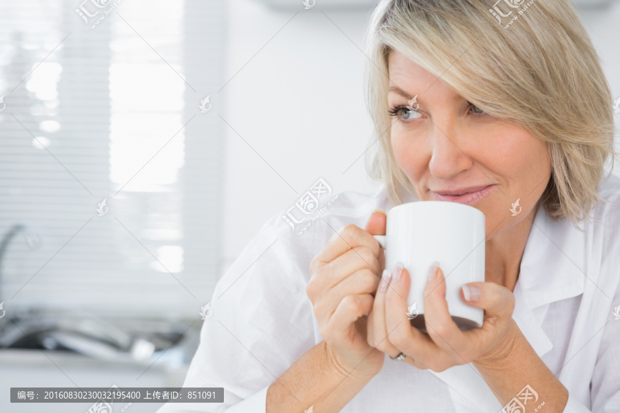 女人在早上喝咖啡