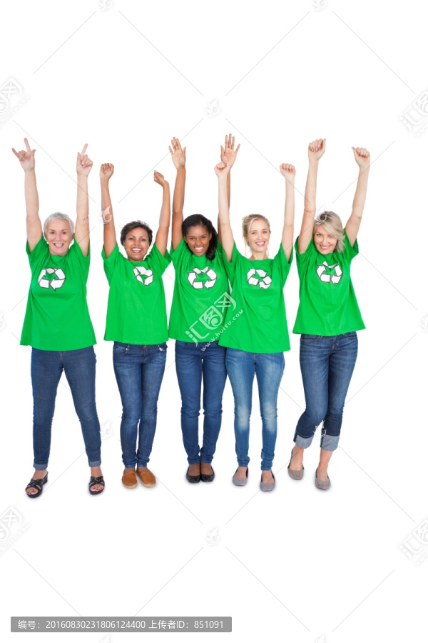 举起手臂的女性环保活动者们