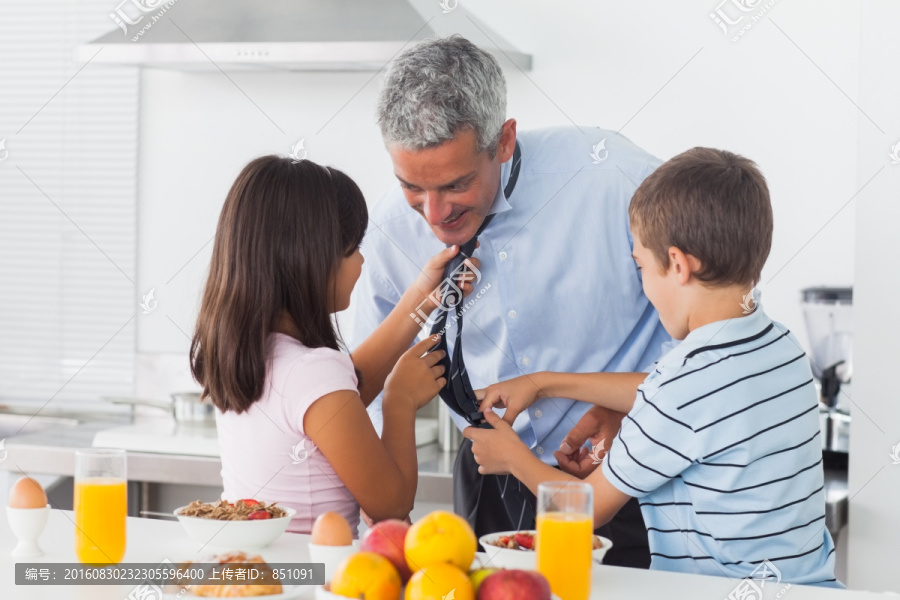 孩子们在厨房里给父亲系领带